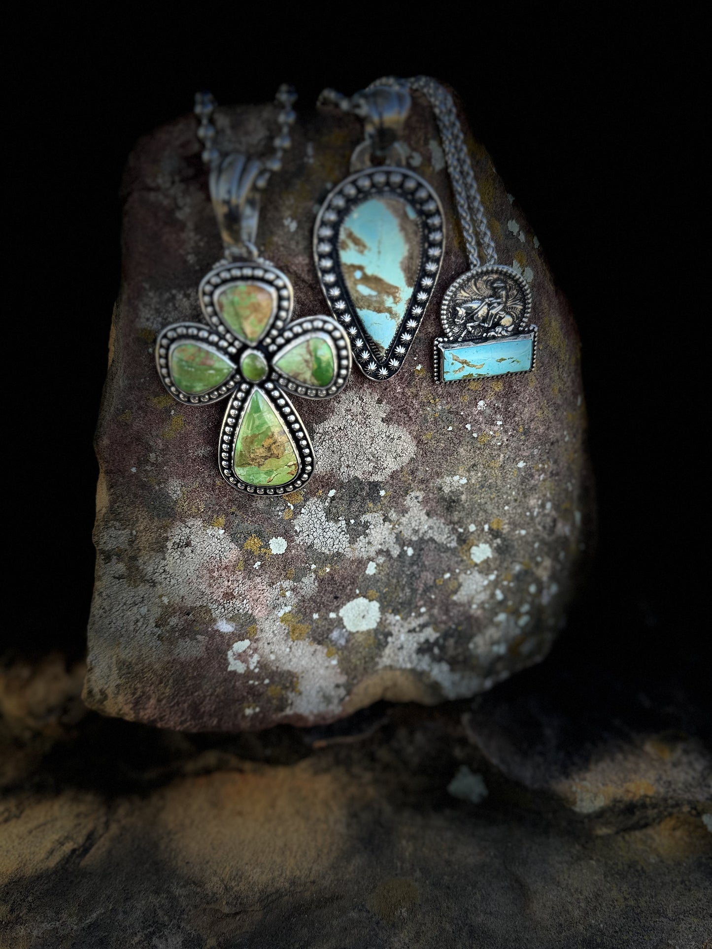 Guitar Pick turquoise cross
